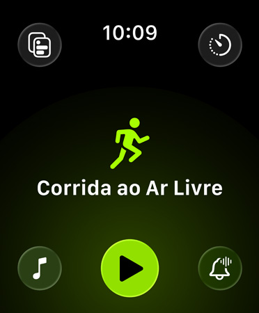 Novo layout do app Exercício com botões verdes em cada canto para acessar alertas, música, experiências, exercícios personalizados e métricas sobre um fundo preto. No centro, aparece o ícone verde de uma pessoa correndo, com o texto Corrida ao Ar Livre escrito em letras brancas embaixo, além de um botão verde mais abaixo para Reproduzir.