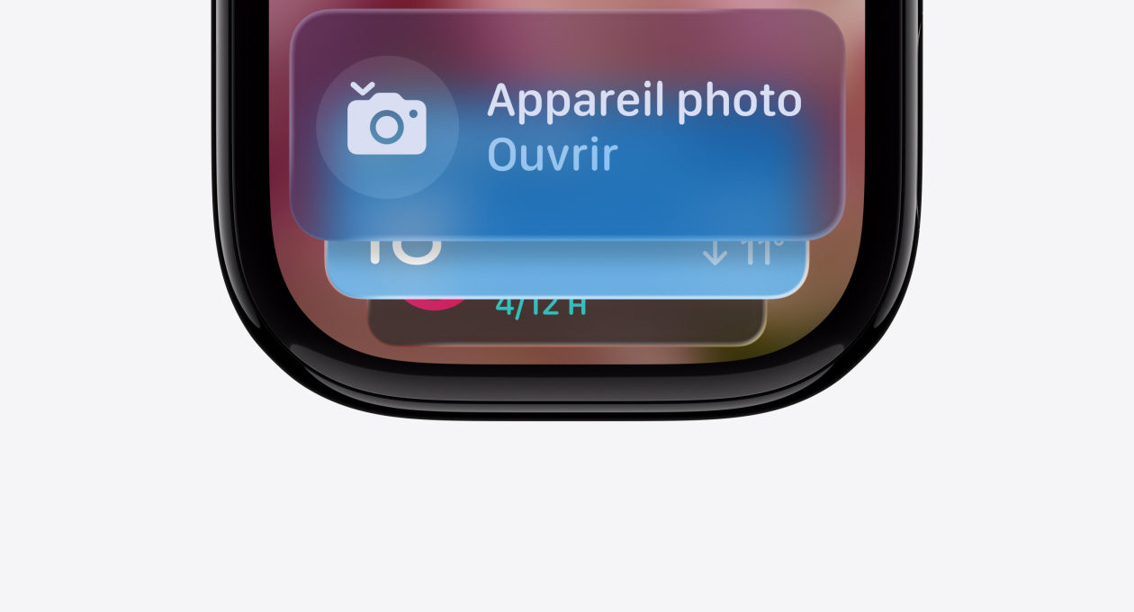 Une Apple Watch noir de jais sans bracelet affichant une icône d’indice de la pile intelligente