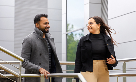 Federica 和同事在室外散步。