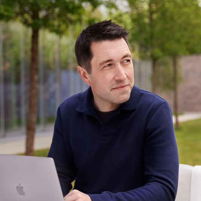 Rob 和他打開的筆記型電腦在室外的特寫。