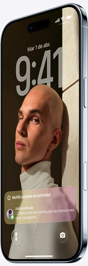 iPhone Air, parte frontal, parte lateral, color azul cielo, pantalla bloqueada, funcionalidad de captura de pantalla con un evento de Calendario en uso