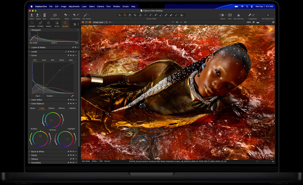 Upravování fotky člověka v Capture One na obrazovce MacBooku Pro