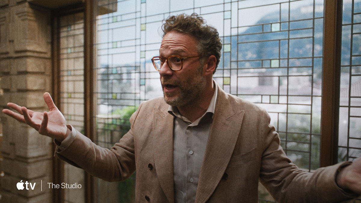 Televize s plochou obrazovkou ukazující video všech služeb Apple dostupných na Apple TV.