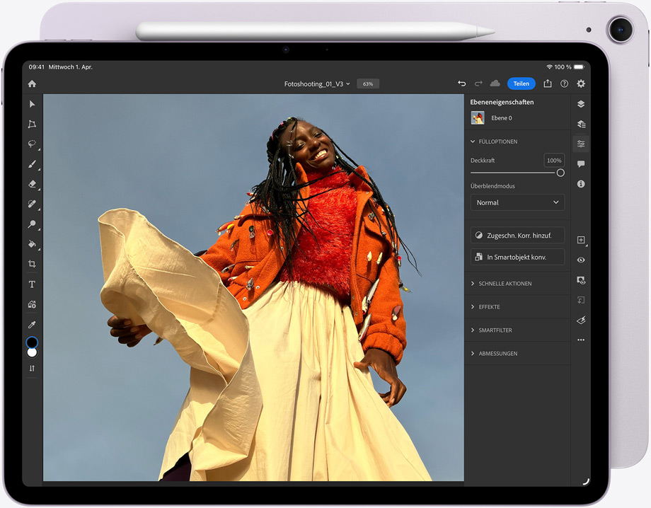 iPad Air, der Apple Pencil Pro haftet oben am Gerät, Vorderseite, auf dem Display wird Adobe Photoshop gezeigt, ein Bild wird bearbeitet