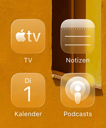Ein Raster mit vier transluzenten App Symbolen für die Apple TV App, Notizen, Kalender und Podcasts, bricht sie gegen den Hintergrund