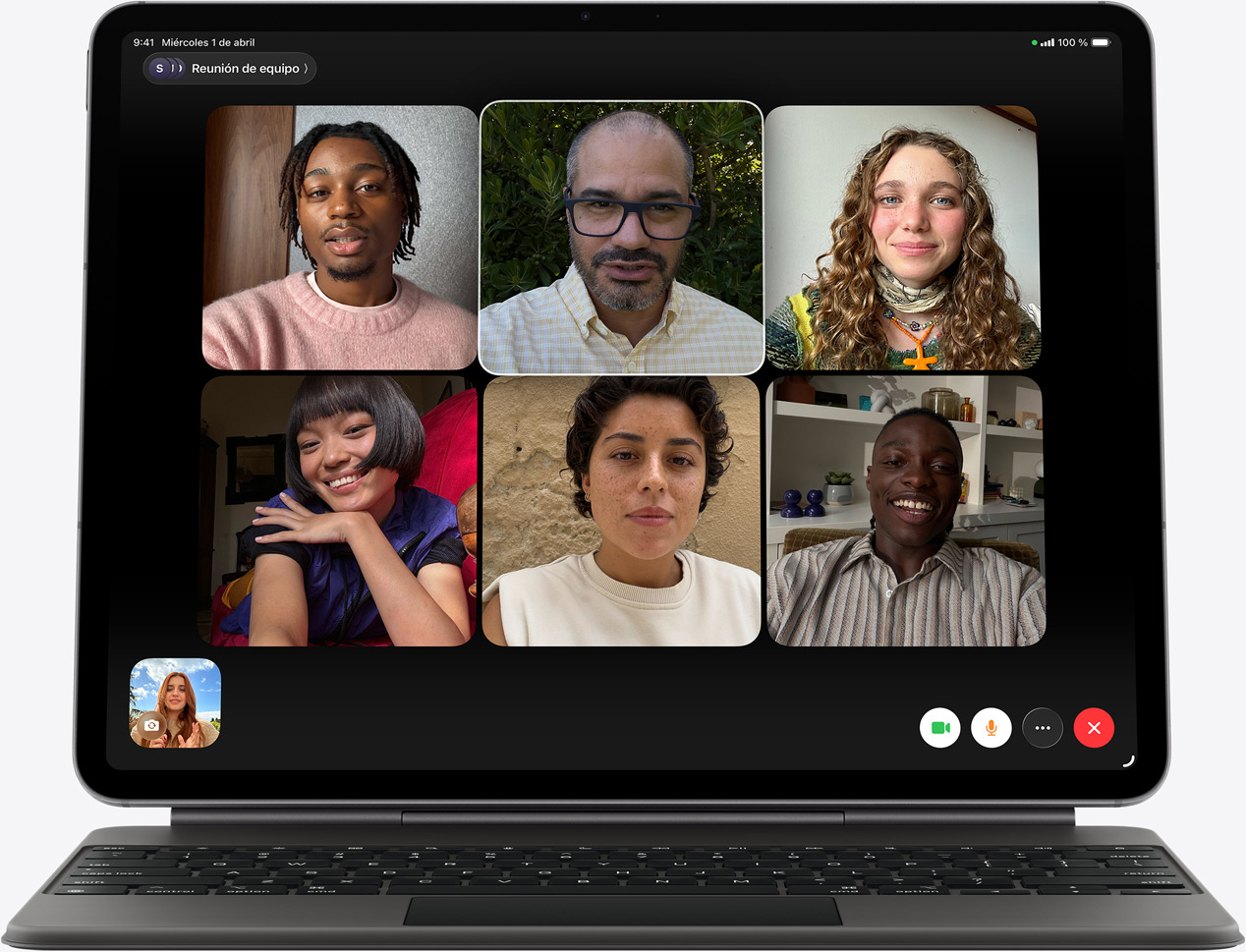 iPad Air, parte delantera exterior, Magic Keyboard, color negro, llamada FaceTime en la pantalla, varios participantes visibles