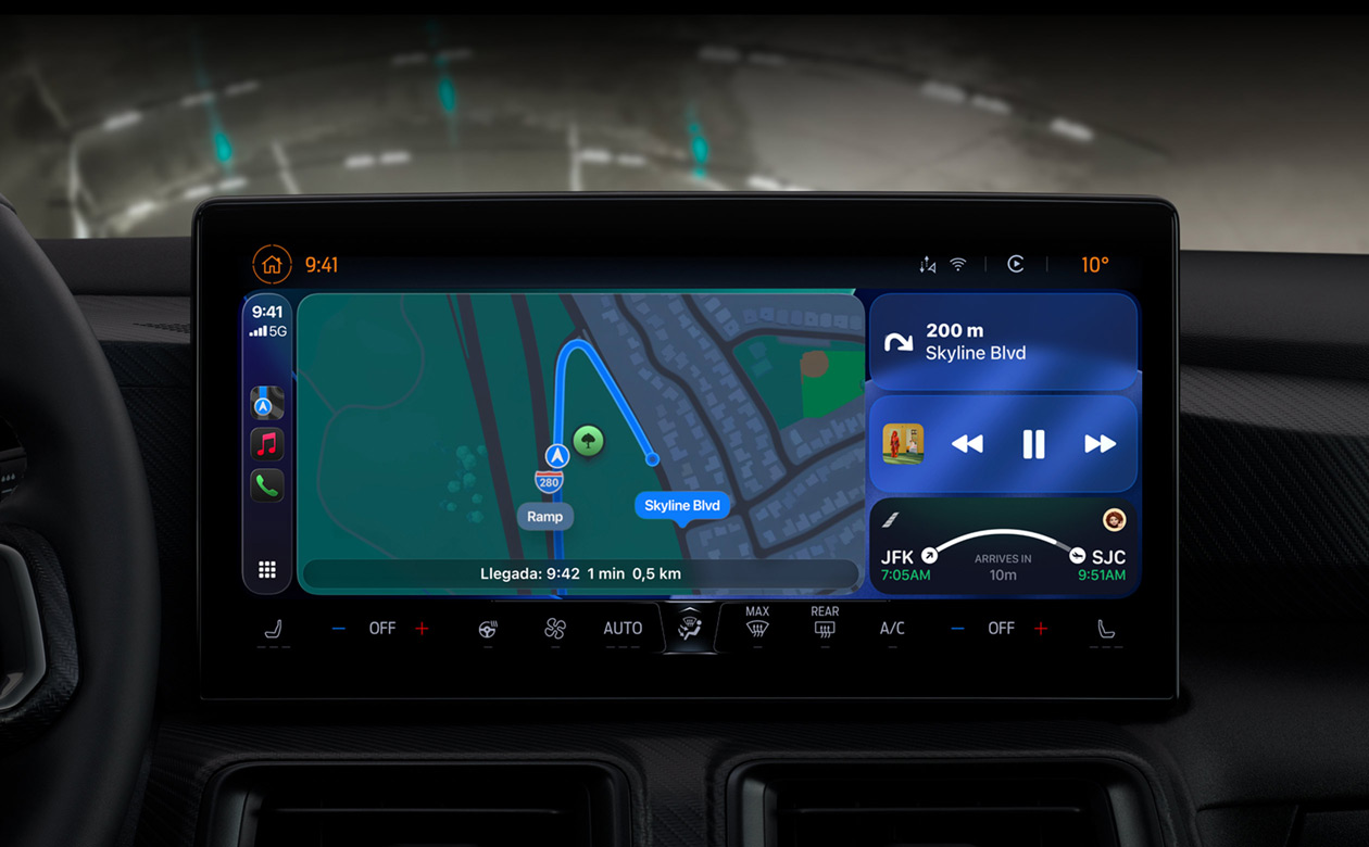 CarPlay en un coche muestra indicaciones en Mapas, Apple Music, información de un vuelo y widgets