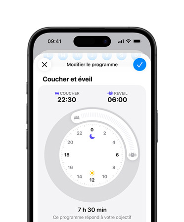 iPhone, app Santé ouverte sur programme de sommeil, heure de coucher définie à 22 h 30, heure de réveil définie à 7 h, cadran horaire centré à l’écran, objectif de 8 h 30 de sommeil atteint
