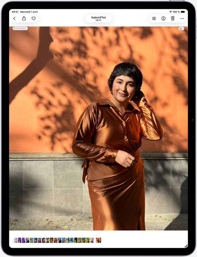 Face avant d’un iPad Air 13 pouces affichant l’app Photos pour mettre en avant l’écran Liquid Retina