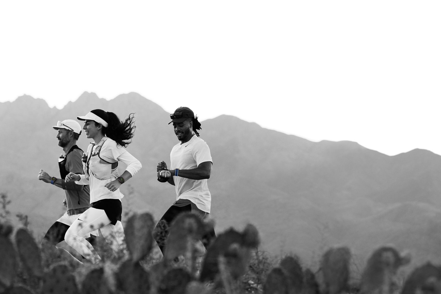 Δρομείς σε ένα μονοπάτι στην έρημο παρακολουθούν την προπόνησή τους στο Apple Watch Ultra 3