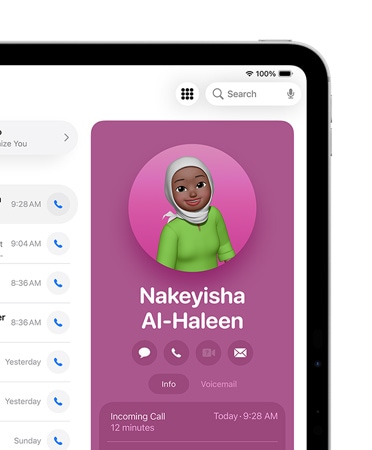 iPad, a képernyő jobb elülső részén egy kontakthoz tartozó kártya látható a megnyitott Telefon appban az Üzenet, a Hívás és egyéb opciókkal