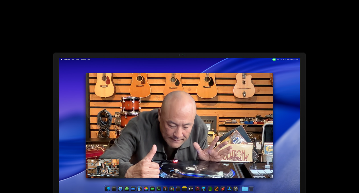 Egy zeneboltban tartózkodó személy videóhívás közben közelről megvizsgál egy lemezjátszót, és a Center Stage kamera gondoskodik arról, hogy a kép középpontjában maradjon