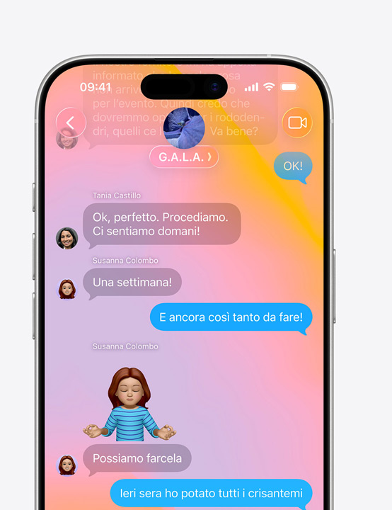 Un iPhone che mostra l’app Messaggi con design Liquid Glass