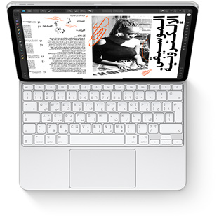 صورة من أعلى إلى أسفل لجهاز iPad Pro مع لوحة مفاتيح ماجيك لجهاز iPad Pro باللون الأبيض.