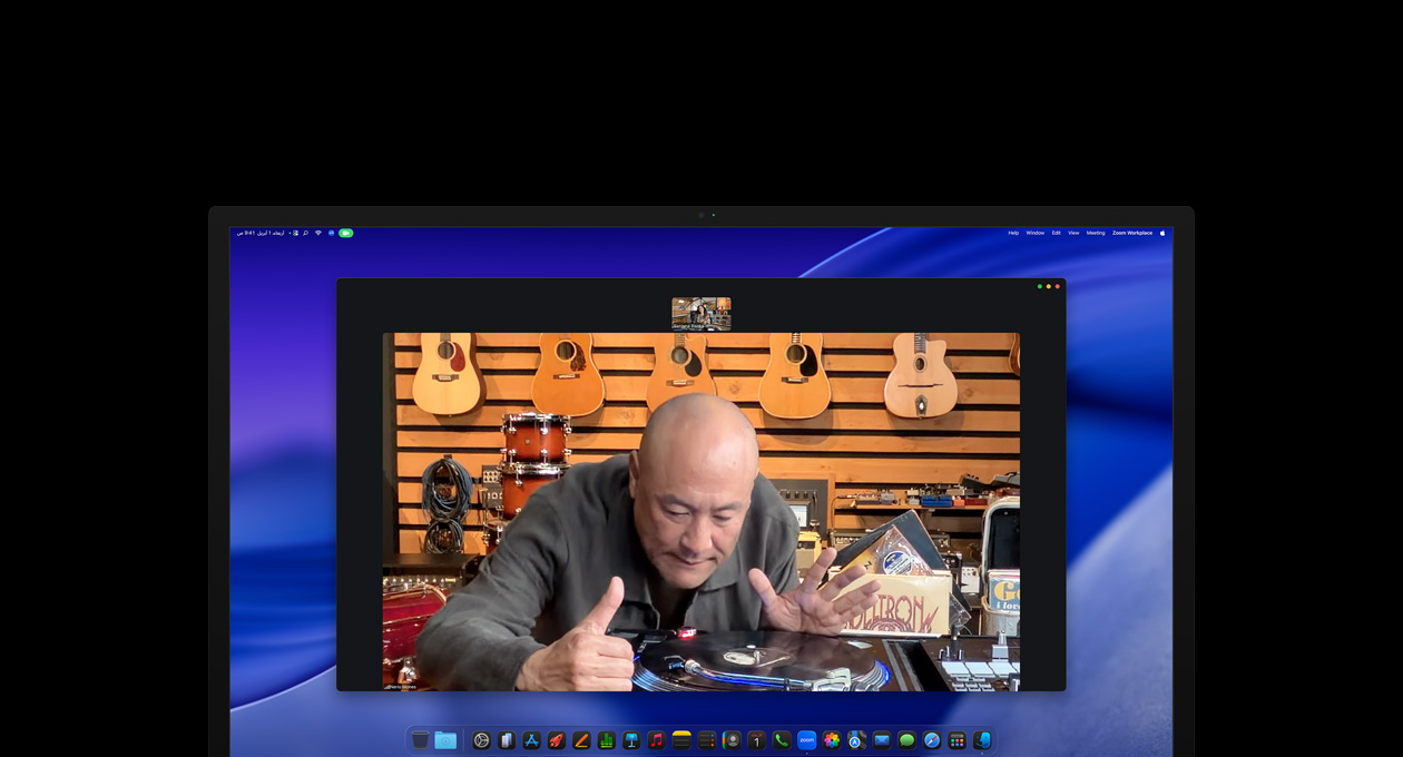 خلال مكالمة فيديو، يلقي شخص في متجر موسيقى نظرة عن قرب على مشغّل أسطوانات، ويبقى في وسط الإطار بفضل كاميرا Center&nbsp;Stage