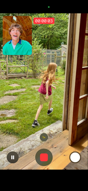 Pantalla de un iPhone 17 que usa la Captura Dual para grabar con la cámara trasera a una niña corriendo y con la cámara frontal a un hombre viéndola