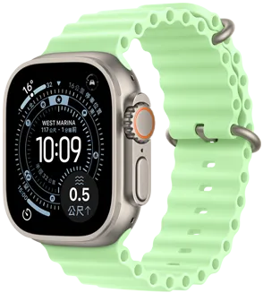 原色鈦金屬錶殼搭配霓虹綠色海洋錶帶的 Apple Watch Ultra 3，展示定向越野錶面上的複雜功能，包括天氣、停車位置、衛星、與水面距離，以及右側的數位錶冠、麥克風和側邊按鈕
