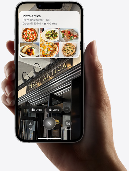 iPhone 16e, який тримають у руці, відображає результати пошуку за допомогою візуального інтелекту.