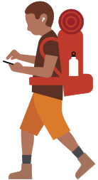 Một người với ba lô đi bộ đường dài đang đeo máy trợ thính và nhìn xuống chiếc iPhone trong tay mình