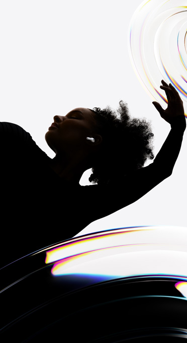 AirPods Pro 3 у вусі танцівниці, яка насолоджується прослуховуванням і вільно рухається