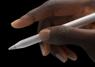 Naudotojas laiko „Apple Pencil Pro“ tarp nykščio ir rodomojo piršto.