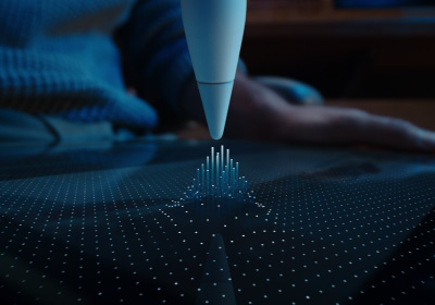 „Apple Pencil Pro“ nukreiptas žemyn į ekraną. Ekrane daug taškų, kurie driekiasi aukštyn ir seka „Apple Pencil Pro“ – tai iliustruoja, kaip „Apple Pencil“ bekontakčio žymėjimo funkcija sujungia „Apple Pencil Pro“ su „iPad“ dar prieš jam paliečiant ekraną.