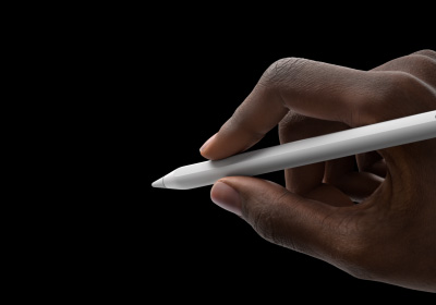 Une personne tient un Apple Pencil Pro comme pour écrire. La pointe est dirigée vers l’interface d’une nouvelle palette d’outils.