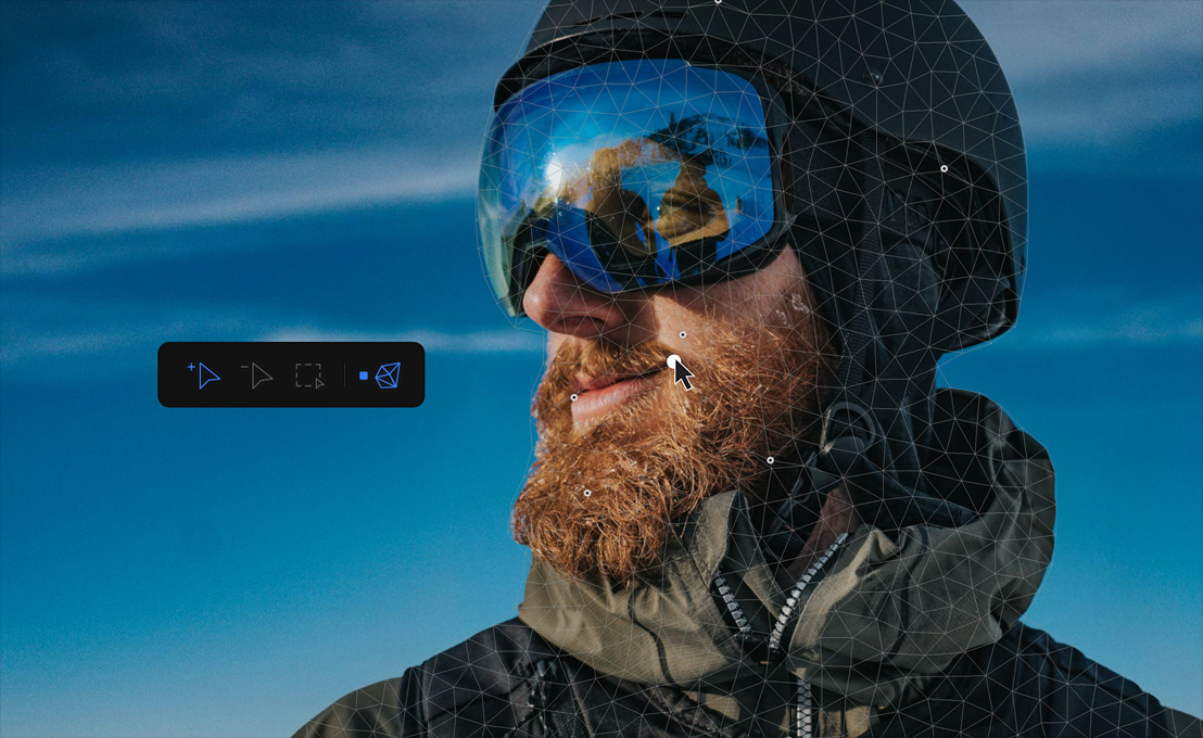 Photo d’un homme barbu portant un casque et une visière protectrice, fond bleu ciel, souris d’ordinateur montrant la retouche de l’image