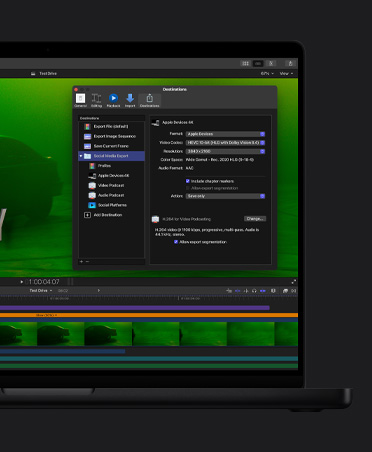 Écran d’un MacBook Pro 16 affichant l’image d’une voiture avec un éclairage vert sombre, la fenêtre d’exportation de fichiers ouverte, des plans vidéo en bas