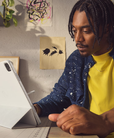 Uma pessoa usa o iPad Air com um Smart Folio a uma distância segura dos olhos.