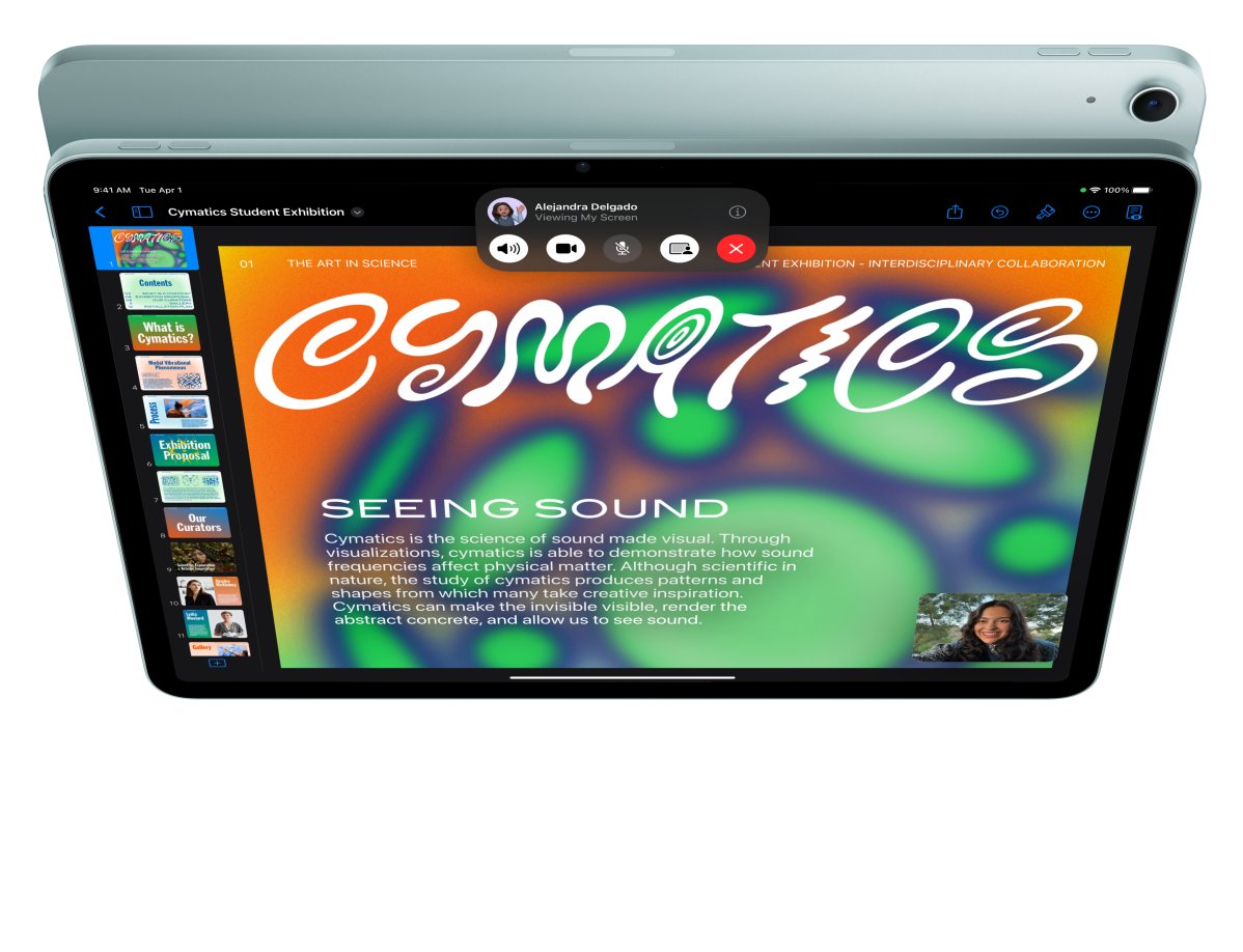 iPad Air, vanjska prednja strana, korisnik je u aplikaciji FaceTime i pregledava Keynote, a ispred njega se nalazi drugi iPad Air kojem se vidi vanjska stražnja strana