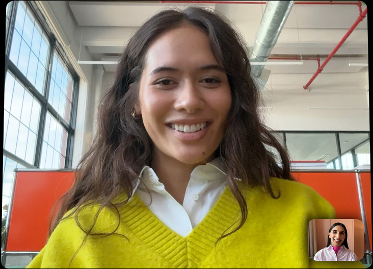 Un iPad Pro fixé à un Magic Keyboard, face avant ouverte, l’écran affiche un appel FaceTime en mode plein écran pour mettre en valeur le système caméra pro