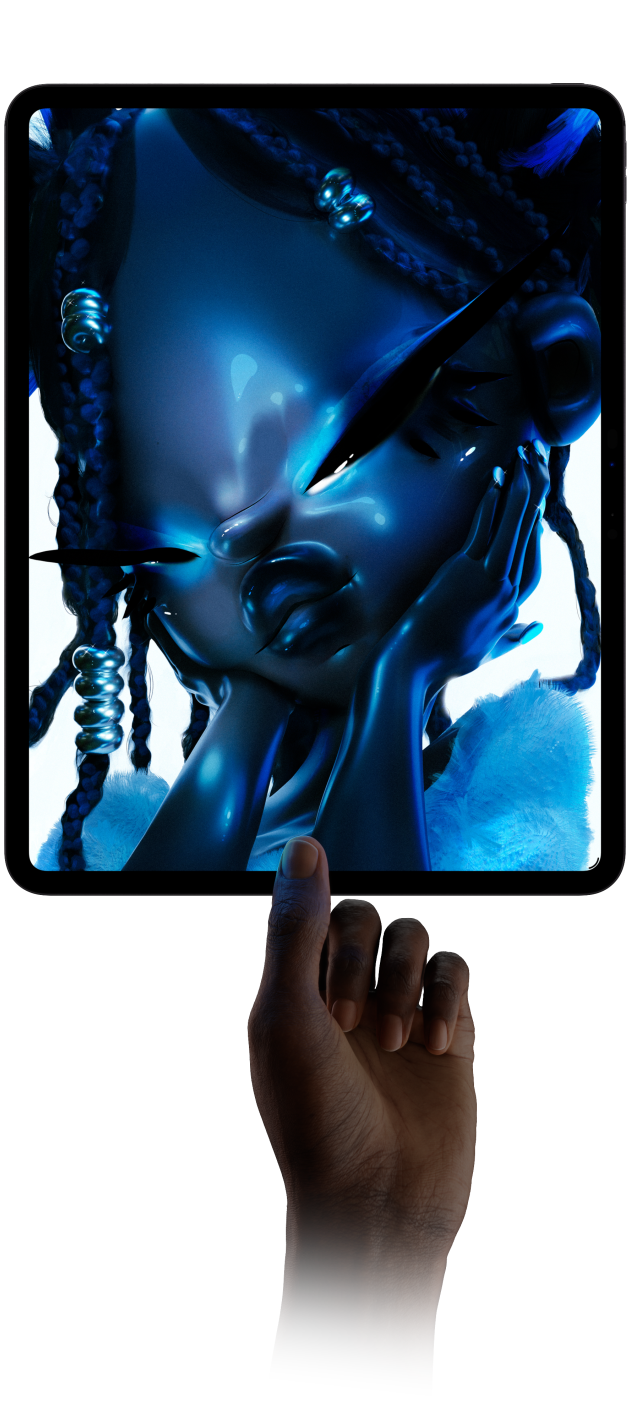 Un iPad Pro, face avant, orientation portrait, noir infini, l’écran affiche l’image numérique d’un personnage futuriste avec la peau bleue et les cheveux tressés, une main tient l’iPad Pro par le bas entre le pouce et l’index pour mettre en valeur la finesse du design