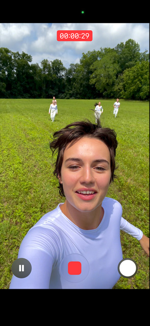 Ein iPhone 17 Pro Display zeigt das Feature für ultrastabilisiertes Video bei der Aufnahme einer laufenden Person