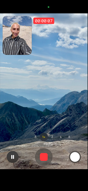 雙向同步拍影片功能示範，一個人使用前置相機拍攝自己，同時使用後置相機拍攝優美的山景