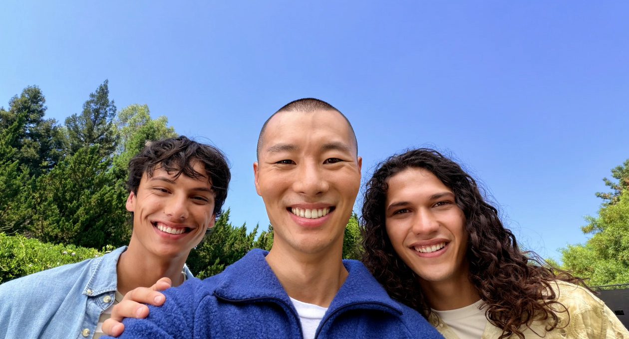 Selfie grupal con la funcionalidad Encuadre Centrado para fotos.