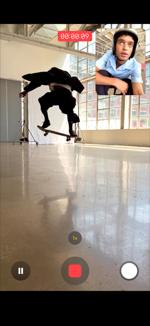 iPhone Air 機身正面，展示有人在使用雙向同步拍影片功能，以前後相機同時錄影。