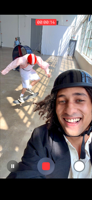 iPhone Air 機身正面，展示使用超防震攝錄功能拍攝動作影片。