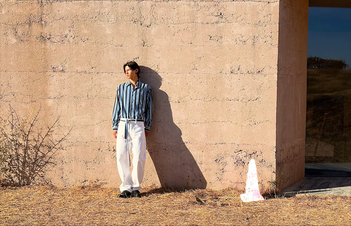 使用清除工具，突顯從相片中移除的錐形道路標筒。