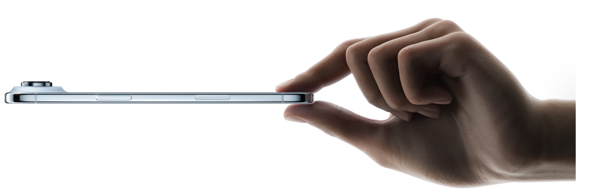 一隻手以拇指和食指拿著 iPhone Air，展示天藍色側面外觀、纖薄機身、融合相機系統、側邊的按鈕及相機控制按鈕。