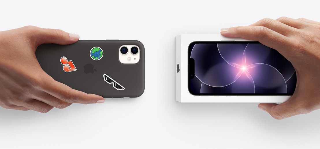 Zwei Hände tauschen ein iPhone mit Trade In, die eine hält ein iPhone 11, die andere eine iPhone 17e Verpackung.