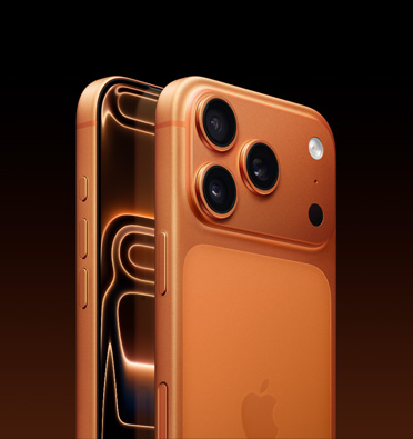 Schräge Seitenansicht des iPhone 17 Pro in Cosmic Orange mit einem Teil des Displays, Actiontaste, Lautstärketasten und Seitentaste. Rückseite mit Pro Fusion Kamera-System oben links.