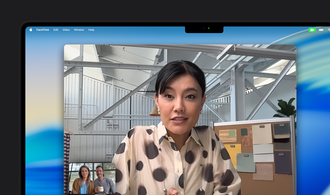 Lors d’un appel vidéo sur MacBook Pro, une femme échange avec deux personnes participant à l’appel, Cadre centré la maintient au centre de l’image