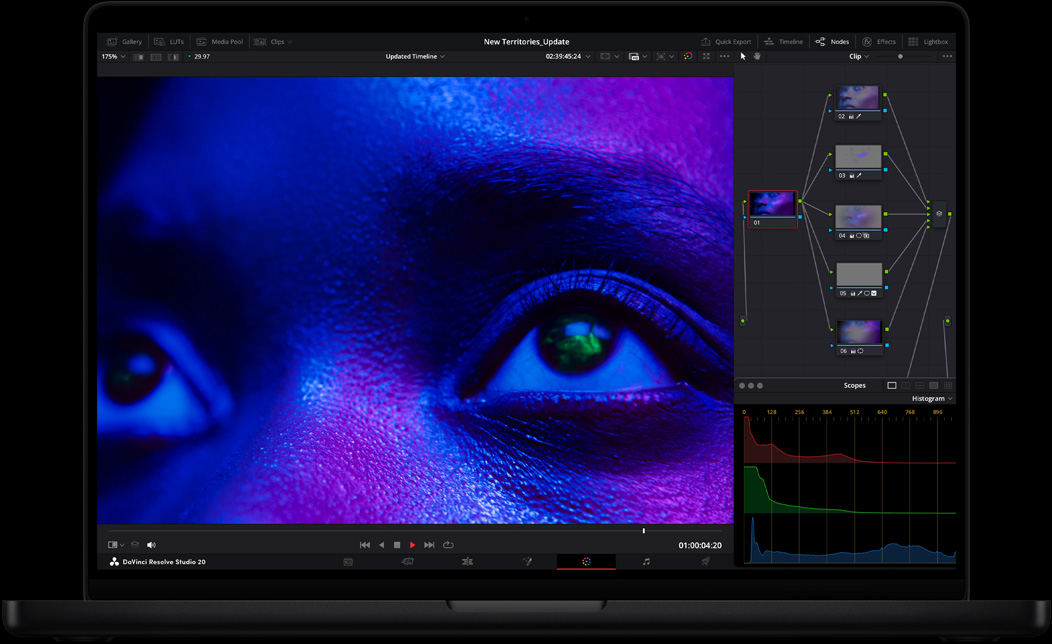 MacBook&nbsp;Pro ekrānā DaVinci&nbsp;Resolve&nbsp;Studio aplikācija tiek izmantota video rediģēšanai