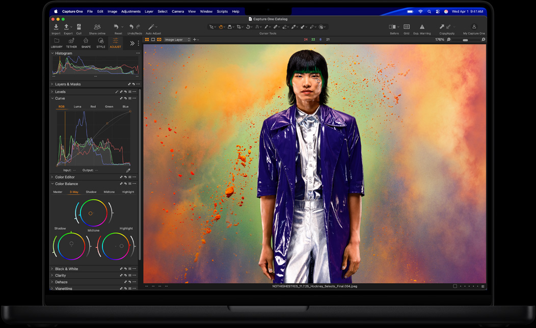 Écran d’un MacBook Pro montrant la retouche d’une photo d’une personne dans Capture One