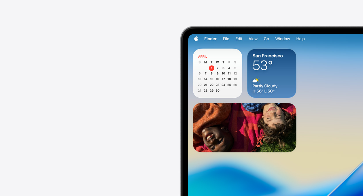 Coin supérieur gauche de l’écran d’un Mac montrant la barre des menus transparente et la version en Liquid Glass des widgets des apps Météo, Calendrier et Photos dans le centre de notifications