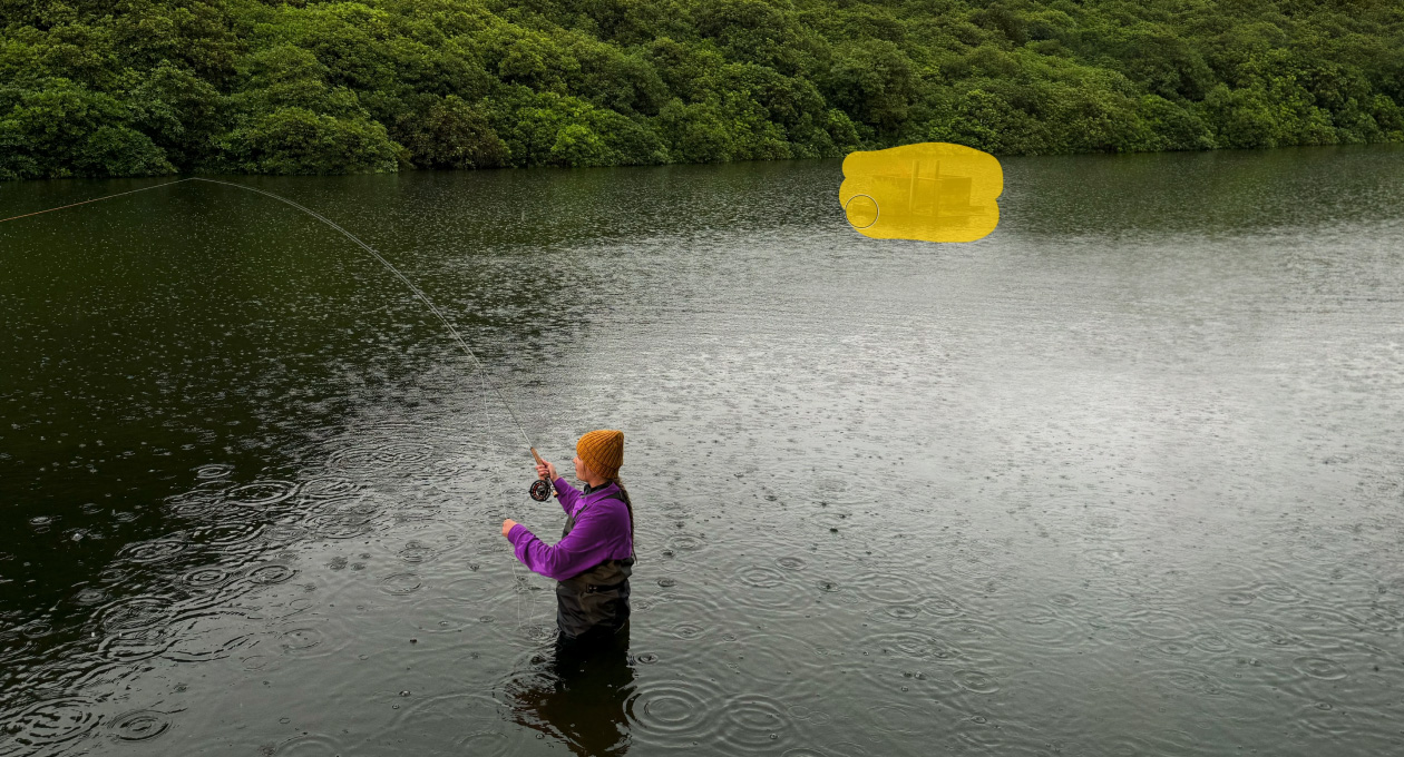 Photo d’une femme qui pêche à la mouche dans un lac, outil Pixelmator Pro qui supprime un objet non désiré en arrière-plan qui est mis en surbrillance en jaune