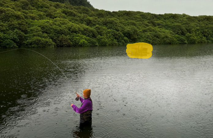 Photo d’une femme qui pêche à la mouche dans un cours d’eau, outil Pixelmator Pro qui supprime un objet non désiré
