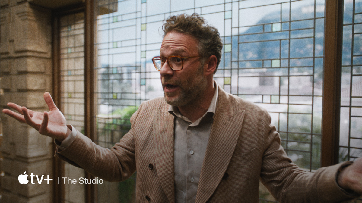 تلفزيون بشاشة مسطحة يعرض صورة ثابتة لمسلسل 